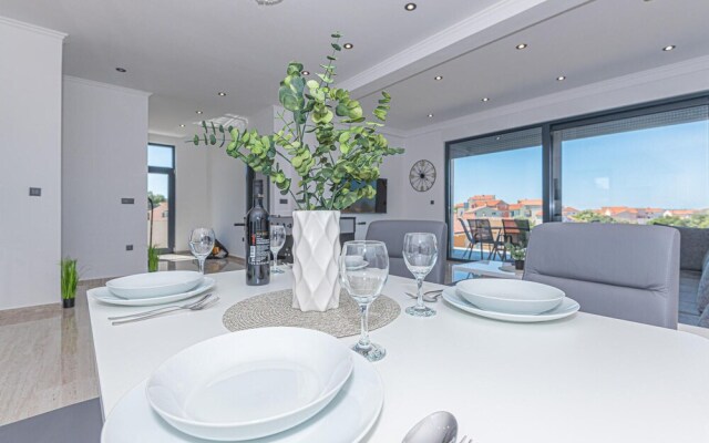 Beautiful Home in Brodarica With Wifi and 4 Bedrooms