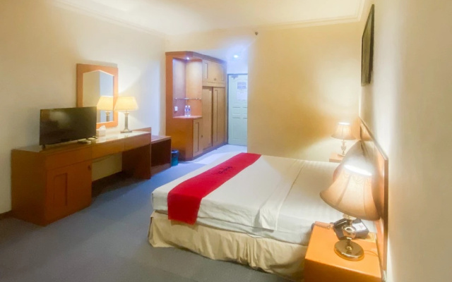 RedDoorz Plus @ Plaza Hotel Tanjung Pinang – Guest Rooms – Tanjung Pinang