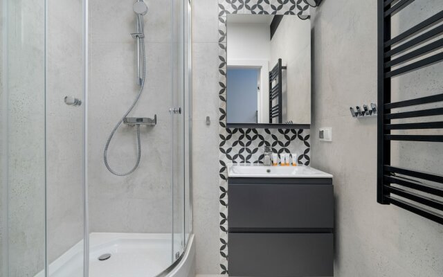 Stylish Grey Studio in Poznan by Renters
