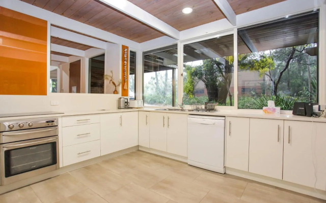 Large 4 Bedroom Home - Pet Friendly