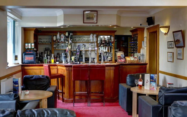 OYO Stade Court Hotel