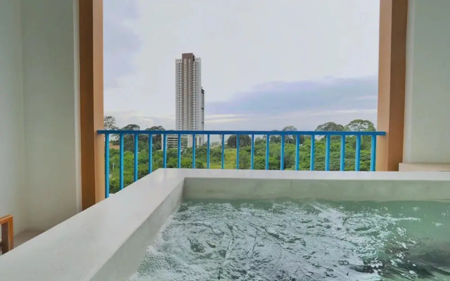 Costa Village Jacuzzi Bangsaray