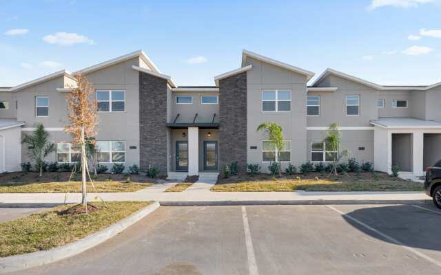 Modern townhome with private pool near Disney