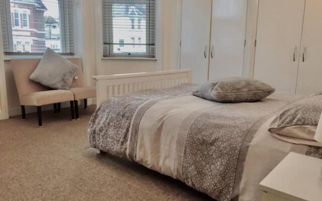 Luxury 2 Beds Apartment By The Sea