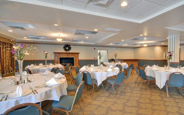 Red Roof Inn & Suites DeKalb