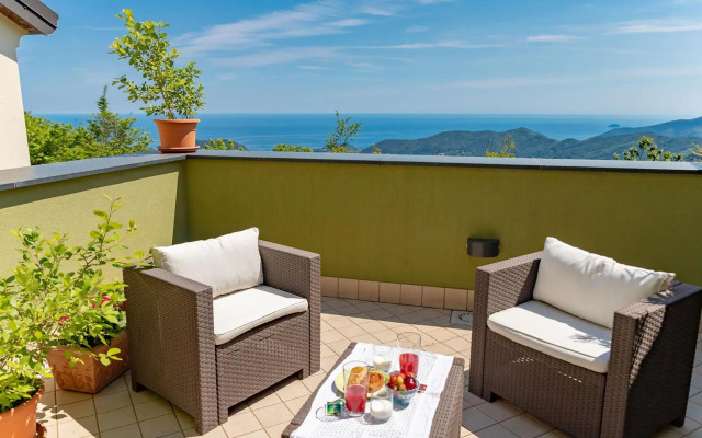 Albatros - swimming pool with sea view and small terrace