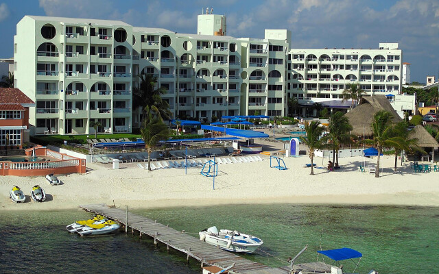 Aquamarina Beach Resort