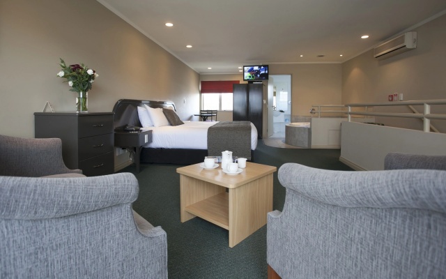 Cornwall Motor Lodge – Guest Rooms – Palmerston North