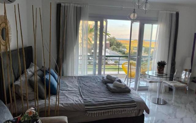 Relaxing Studio by the Sea