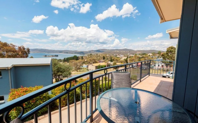 Torino 3 - Lake Jindabyne & Snowy Mountain Views