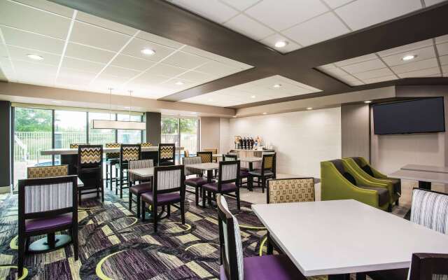 La Quinta Inn & Suites by Wyndham Clearwater South