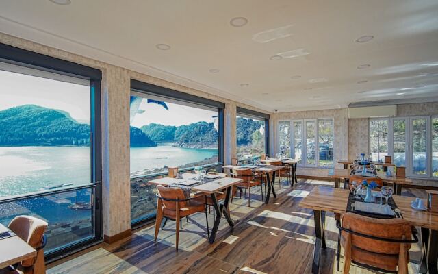 Dolphin Boutique Hotel & Restaurant