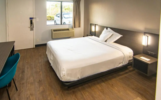 Motel 6 Lakeland, FL