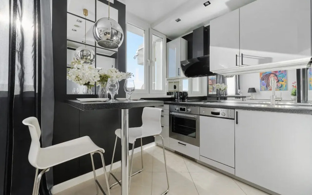 Black & White Studio by Renters