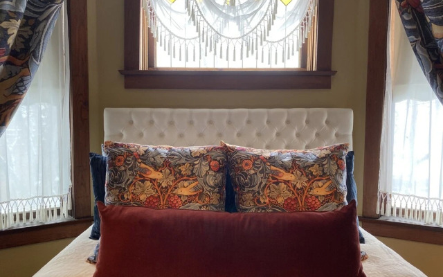 Vineyard Mansion & Carriage House Bed & Breakfast