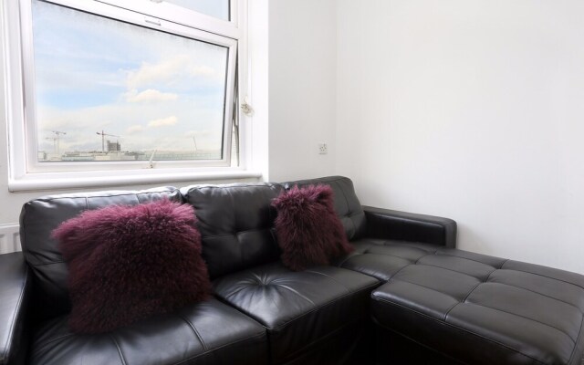 4 Bedroom Apartment in Shepherd's Bush Accommodates 10