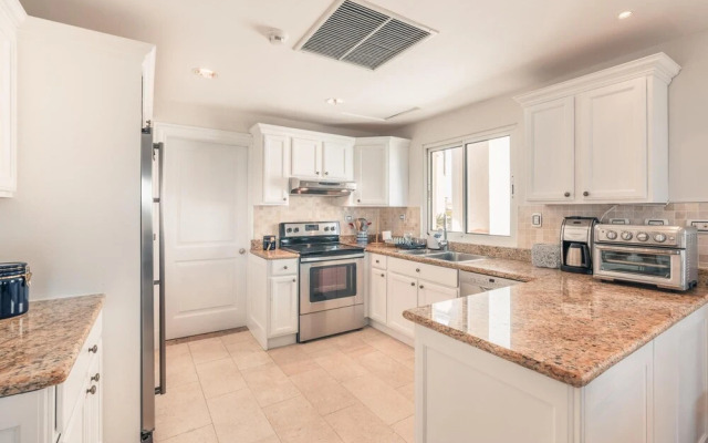 Relax at This Majestic Beachfront Apt at Aquamarina