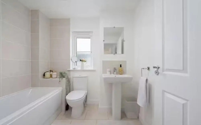 Stylish House in Perth-hot Tub-garden-sleeps 6