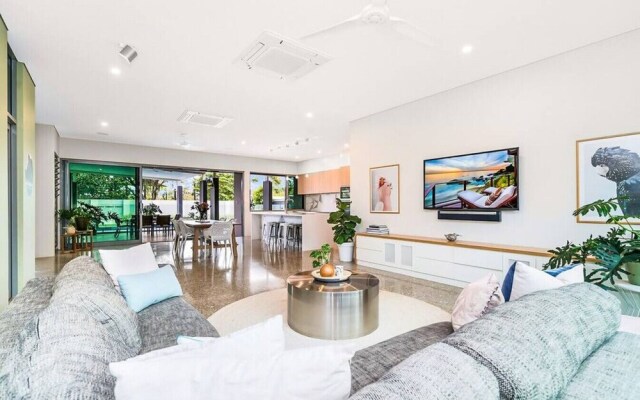 ZENLUX - 5BR Holiday Home with Pool