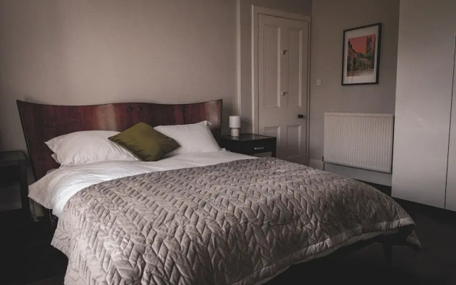 Spacious 4 Bedroom Flat in Stirling