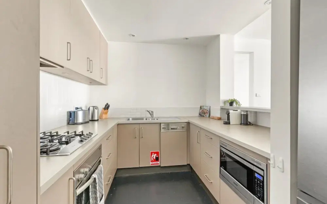 2-bed Harbourside Home With Views in Fab Location