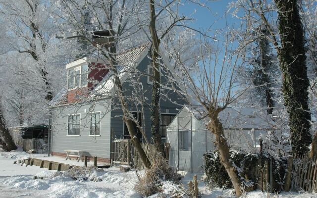 Quaint Holiday Home in Amsterdam near Lake
