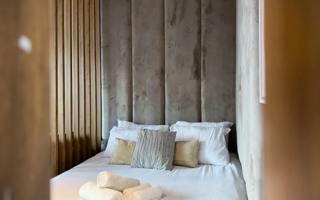 Ultra Luxury Flat Fully Upgrade &Balcony