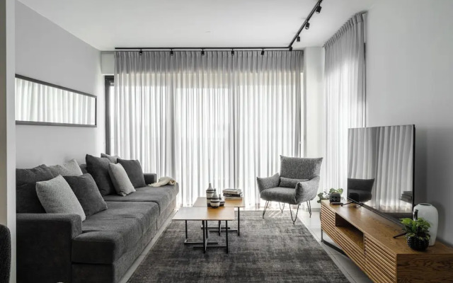 Stunning Sea View 4 BR Apt