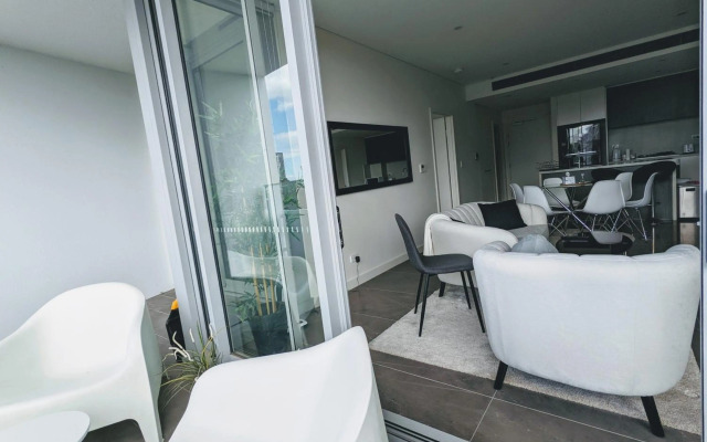 Luxury 3-bed 2-bath, balcony, with pool included, NO PARTIES!