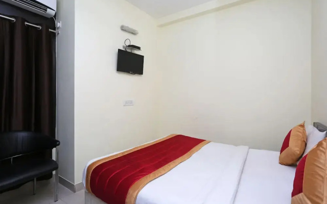 OYO 4930 Stay EM Residency