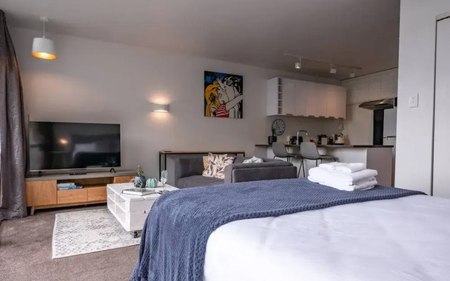 Centrally Located Light-filled Studio w/ Parking