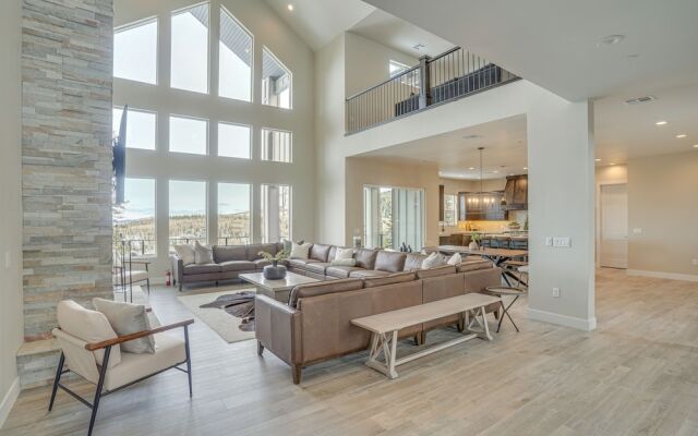 Spacious Utah Escape w/ Balcony & Mountain Views!