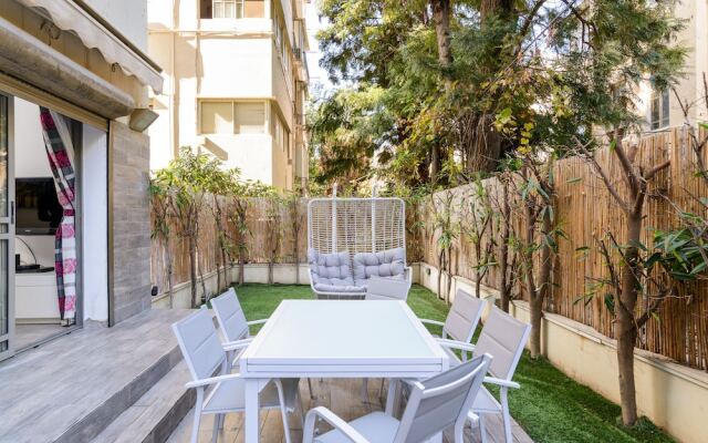 Family Apt & Private Garden near Beach by FeelHome