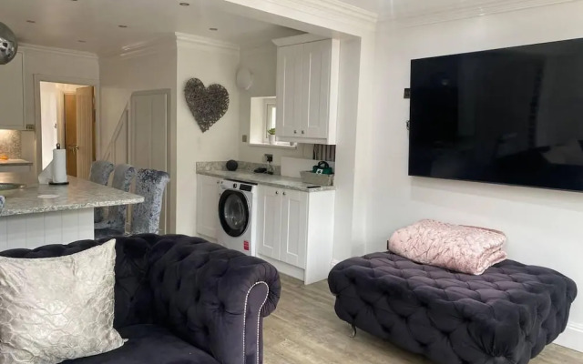 Lovely 3-bed House in Potters Bar Jacuzzi & 75inch
