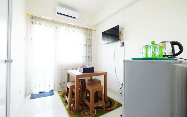 Cozy and Homey Green Pramuka City Apartment
