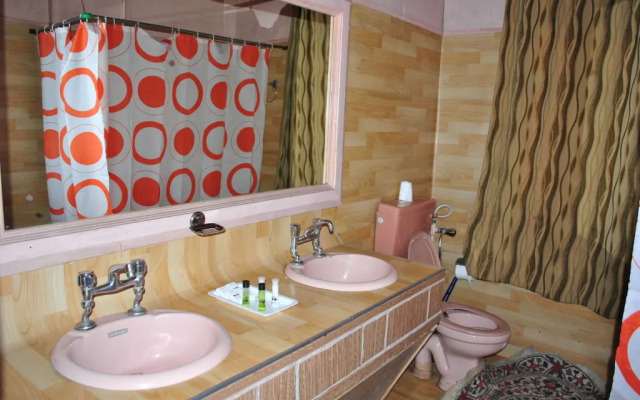 1 BR Houseboat in Nigeen Lake, Srinagar, by GuestHouser (657F)