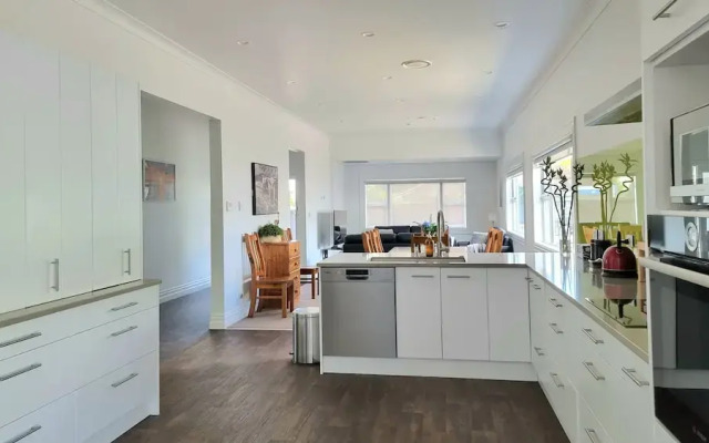 Cheerful 5 - Bedroom Home - Free Parking