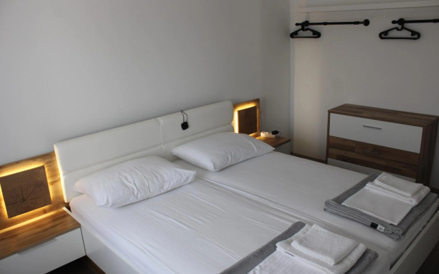 Holiday House emjalemi