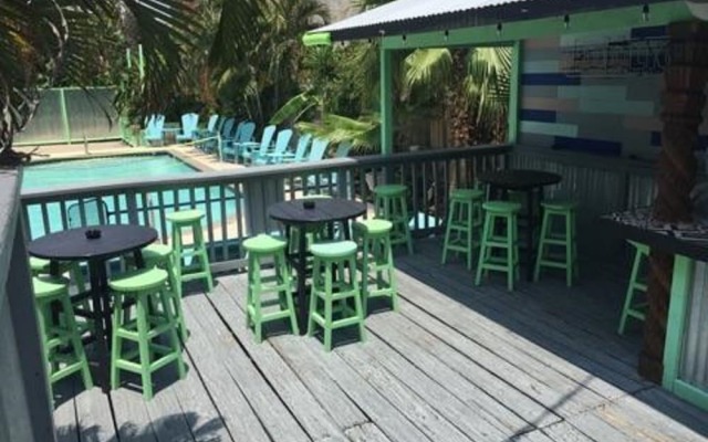 Upper Deck Hotel and Bar - Adults Only