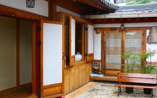 Jeonju Hanok Maeul Hongran Mideok Hanok