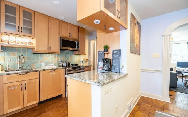 Spacious 4BR CozySuites in Old Town Alexandria
