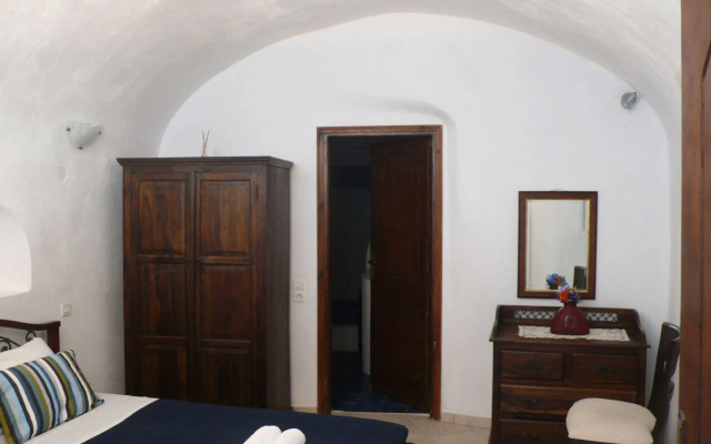 Iridanos Cave House