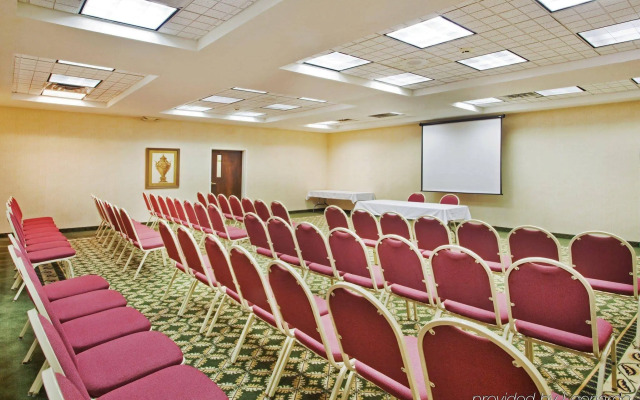 Quality Inn Fayetteville near Historic Downtown Square