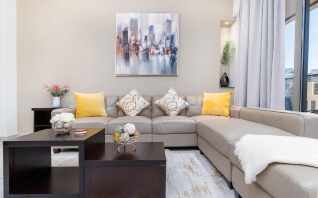 Whitesage - Elite Apartment With Balcony Near Metro Station