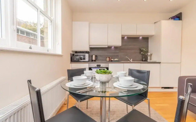 Modern Two Bedroom Apartment in Hammersmith - 203a, London