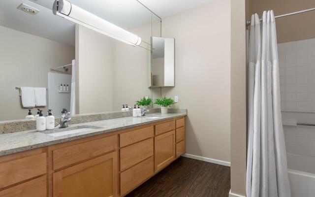 Bellevue Sophisticated 2BD 2BA Apartment