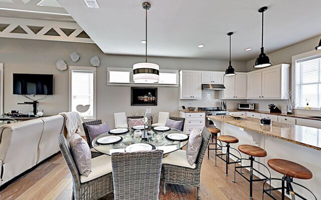 Luxe Waterfront - 3 Br Home