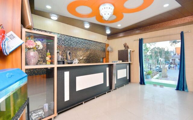 Oyo 39889 Palace Plaza