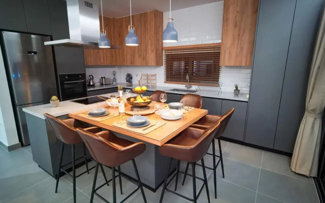 Eagles Nest- 2BR stylish, free park, Netflix
