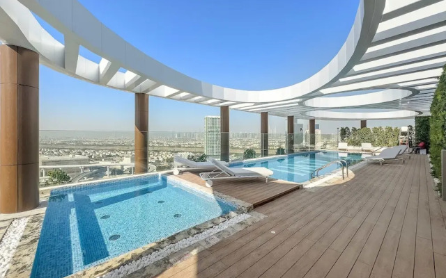 High-end Studio With Rooftop Pool and gym